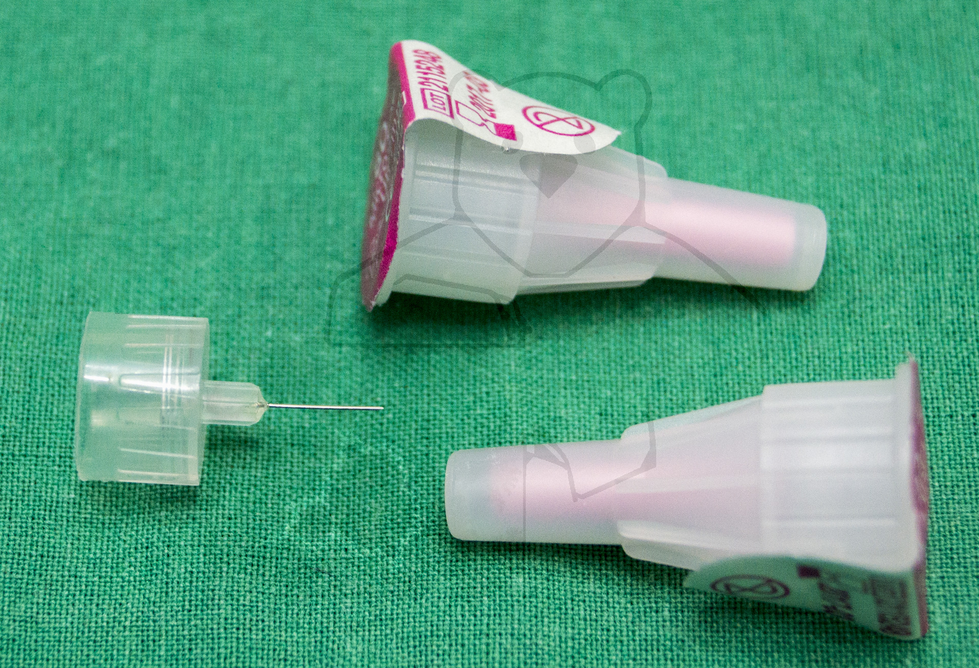 Verschlossene Verpackung mit einer geöffneten Kanüle